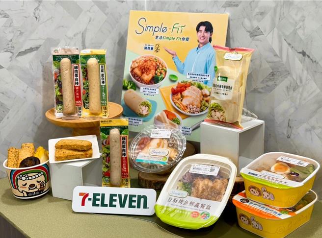 7-11即日起推多款「Simple Fit」系列商品，另外也首度於關東煮開賣由3種蔬菜與豆腐製成的「野菜豆腐棒」。（7-11提供／朱世凱台北傳真）