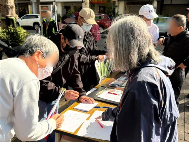 罢免绿委蔡其昌和何欣纯团体7日北上中选会领取第二阶段连署表格，立委何欣纯指出，罢免是民主机制一环，她尊重，但能否代表民意仍有疑虑。（Max提供／潘虹恩台中传真）