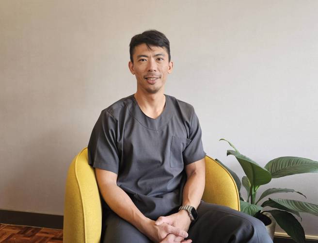 泌尿科医师程威铭解析，男性勃起功能障碍和心血管疾病有关。(记者游定刚拍摄)