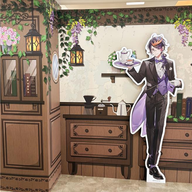  「《 彩虹社 NIJISANJI EN 》主题联名咖啡厅」有Liver们的等身立牌遍布在店内各处，图为咒术师Shu。（FANFANS CAFÉ提供／徐梓榕台北传真）