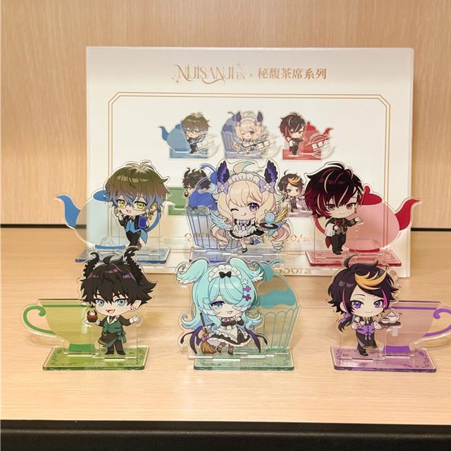  「《 彩虹社 NIJISANJI EN 》主题联名咖啡厅」的全新「秘馥茶席」系列Q版压克力立牌为台湾首发限定款，350元。（FANFANS CAFÉ提供／徐梓榕台北传真）