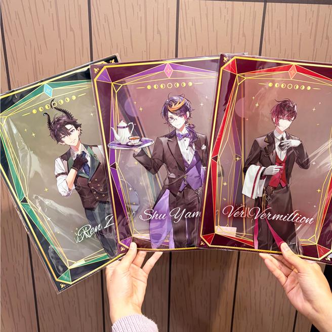  「《 彩虹社 NIJISANJI EN 》主题联名咖啡厅」的预约礼为「星辰微光资料夹」，图为6款中的其中3款。（FANFANS CAFÉ提供／徐梓榕台北传真）