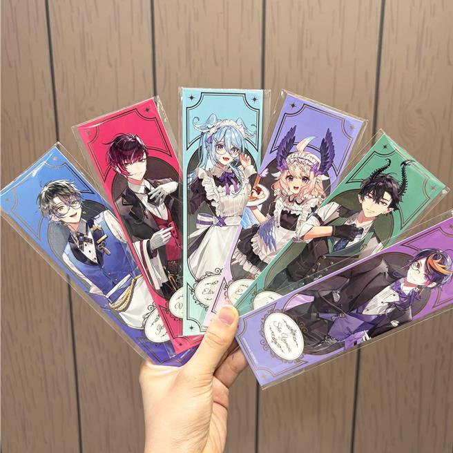  「《 彩虹社 NIJISANJI EN 》主题联名咖啡厅」满额礼为限量「磨砂冷烫票卡」，还能当书籤使用。（FANFANS CAFÉ提供／徐梓榕台北传真）