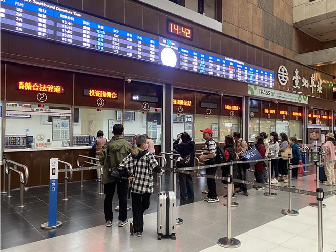 台铁将于6月23日起正式调涨票价，5月26日起购买6月23日后的车票皆为新票价。（蔡明亘摄）