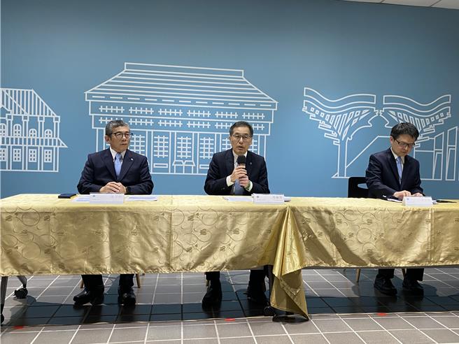 台铁公司总经理冯辉升（中）7日说明票价调整进度。（蔡明亘摄）