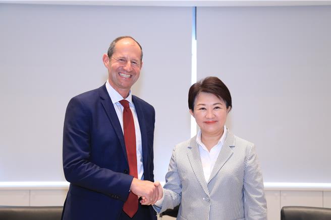 台中市长卢秀燕7日与欧洲经贸办事处长谷力哲会面。（陈淑娥摄）