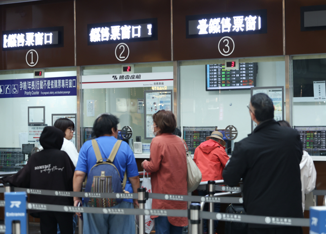 交通部次长、台铁公司代理董事长伍胜园7日表示，行政院已同意台铁票价调涨案，6月23日起实施，自强号台北高雄涨为新台币994元 ，5月26日起预订4周后的车票适用新票价，图为台北车站的旅客。（陈俊吉摄）
