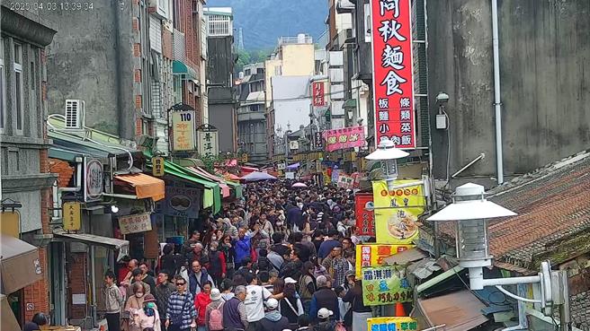 桃园大溪老城区4天清明连假共吸引逾8万人次，其中儿童节单日就涌近3万人而亮起旅游红灯，但六、日遇上阴雨，人潮瞬间腰斩。（蔡依珍摄）
