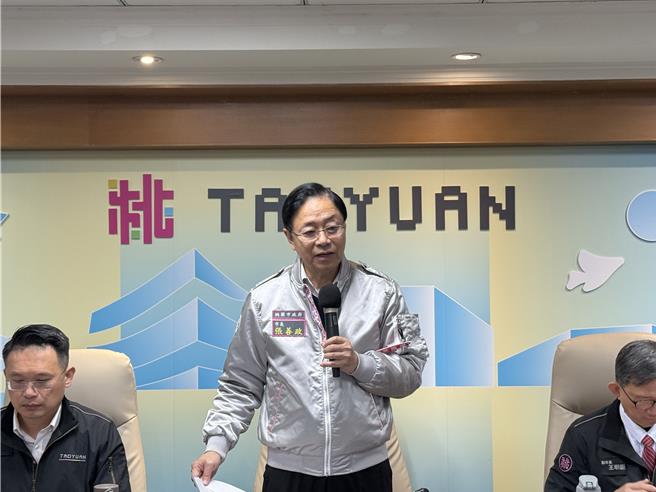 因应美国课徵高额关税，桃园市长张善政全力了解产业需求，并亲自致电邀请竹竹苗首长共商科技廊带的关税对策。(蔡依珍摄)