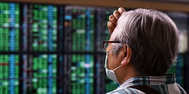 面对美国总统川普祭出对等关税大刀，全球股市惨遭重创，其中有许多投资人忧心周一今（7）日开盘走势，部分股民预测恐出现跌停价。（图／本报资料照片）