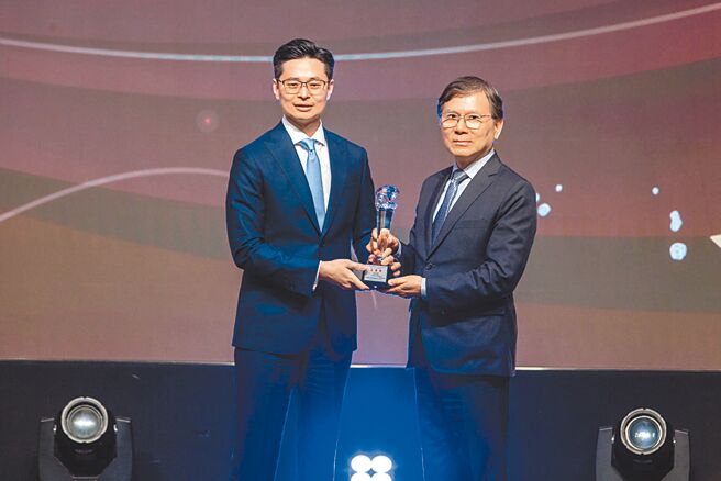 瀚亚投资日本动力股票基金连续二年荣获金钻奖三年期日本股票基金奖。  图／瀚亚投信提供