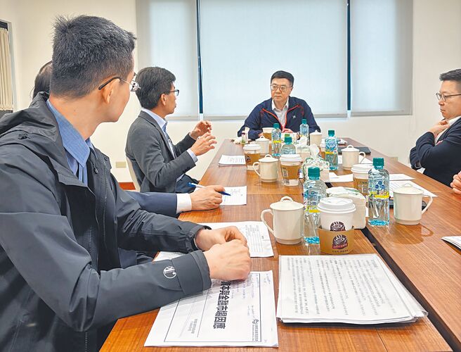 行政院长卓荣泰（中）6日于官邸召开会议，邀金管会等沙盘推演。（行政院提供）