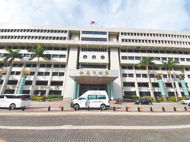 桃園市新生護專老師疑似拿雪貂擦黑板引起民眾撻伐，桃園市動保處將於7日約談該名老師，並確認雪貂健康狀況。（本報資料照片）