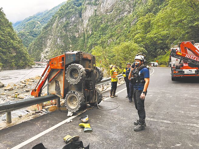 54岁郑姓工头6日驾驶铲装机操控不慎倾倒，从驾驶座弹出被压死。（民眾提供／罗亦晽花莲传真）