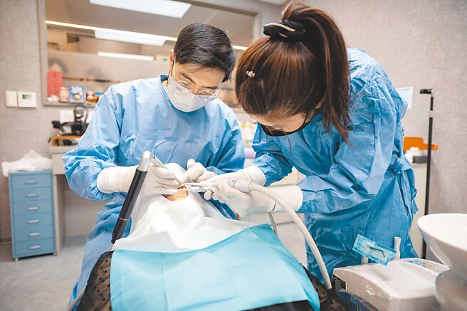 卫福部统计，截至2023年底全国医疗院所共有7237家设置牙科、4337家中医科，为全台前两大科别，较十年前增加1139家。（本报资料照片）
