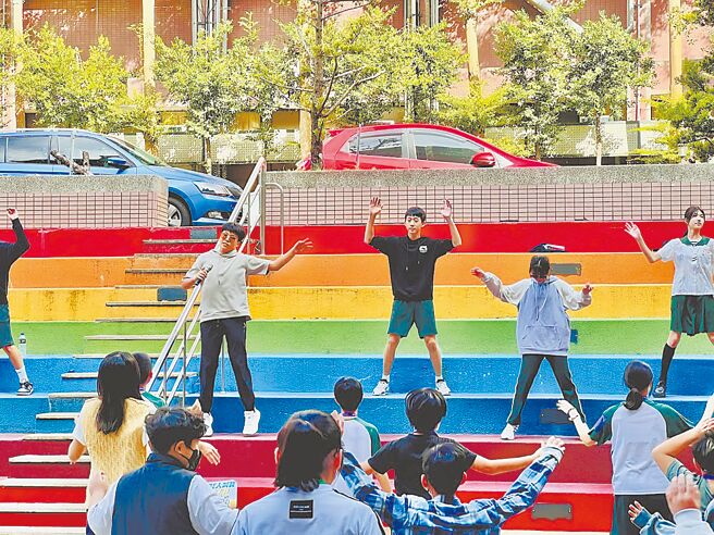 近期入学考补习班大增；常以师资、猜题命中率吸引家长报名。图为台中私立侨泰高中校内活动景图。（温顺德提供／李侑珊台北传真）