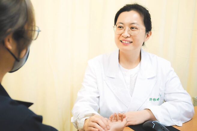 台北慈濟醫院中醫部醫師許雅婷提醒，去溼養生應從養成良好生活習慣做起，減少食用生冷、油炸及甜膩的食物。（台北慈濟醫院提供／柯毓庭新北傳真）