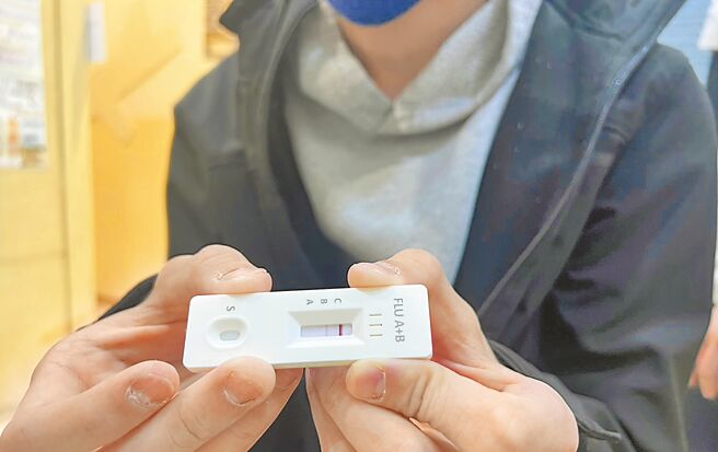 流感疫情还没退，医师指出目前临床筛验以B型流感为大宗。（冯惠宜摄）