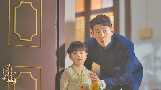 修杰楷（右）在新劇《小娘惹之翡翠山》中和女兒感情深厚。（TVBS提供）