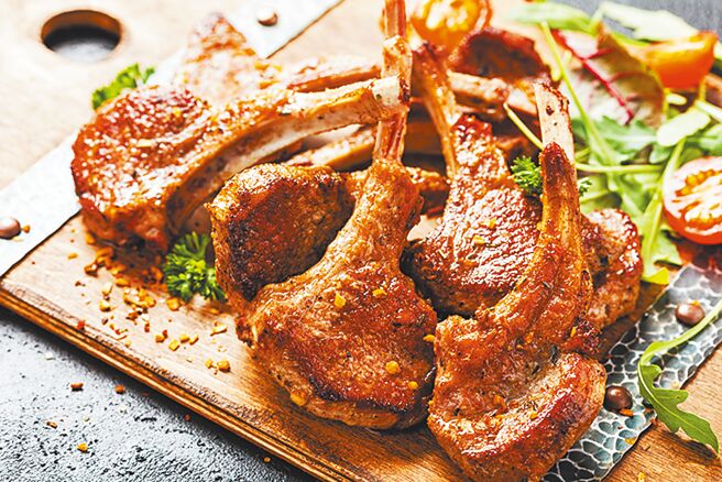 「印度美食节」特色料理「勒克瑙羊排」，以多种香料和优格腌制，烧烤至外焦里嫩，浓郁香气。（台南远东香格里拉提供）