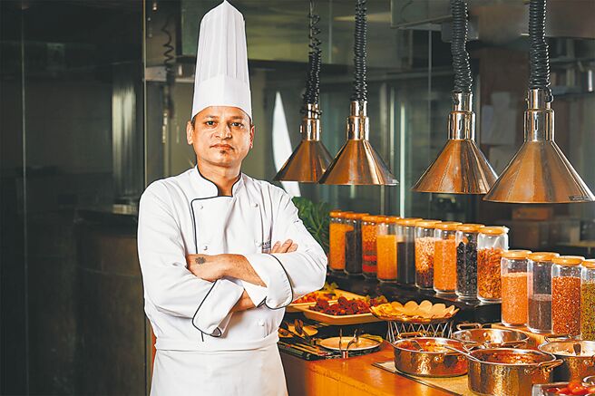 「印度美食节」由印度籍主厨Akbeer Singh以正宗传统手艺，融合南洋风味香料，呈现独特异国美馔。（台南远东香格里拉提供）