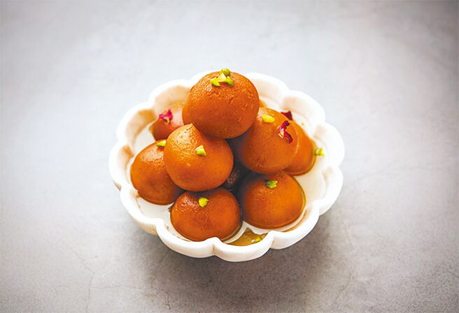 「印度美食节」特色料理之一的「玫瑰露炸奶球」，浸泡在玫瑰糖浆的炸奶球，香甜不腻。（台南远东香格里拉提供）