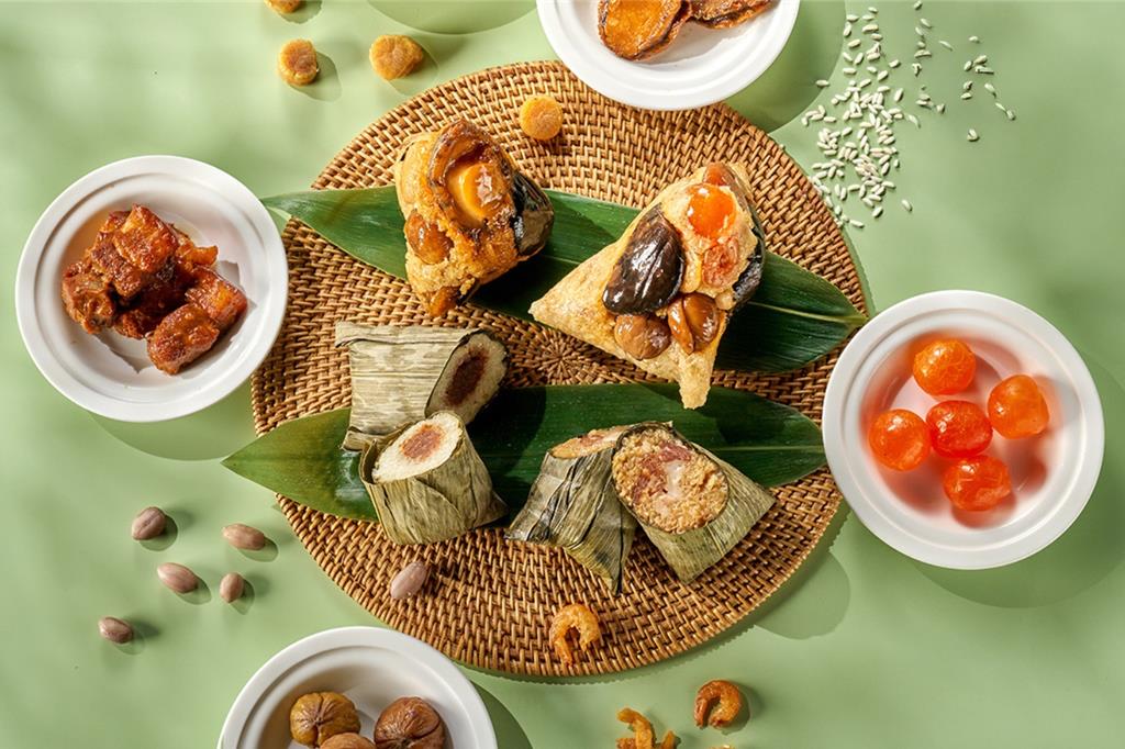 台北福華「粽饗2025個好運」首度聯名大龍峒保安宮,買粽子禮盒送保生大帝加持過的開運加持賜福香包。(圖/台北福華大飯店)