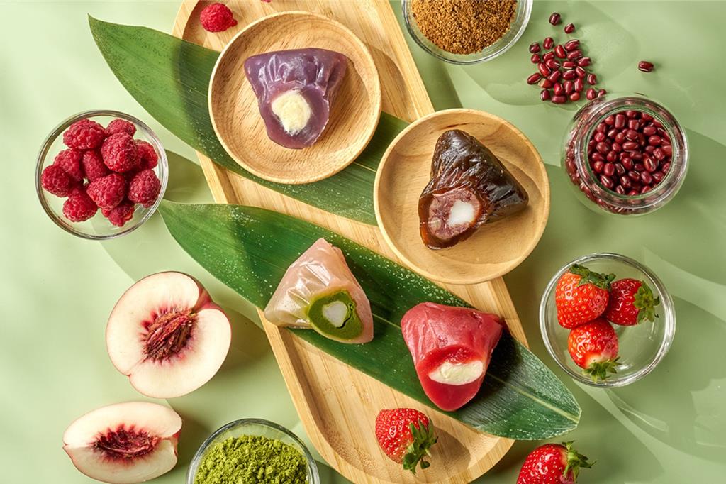 點心坊「冰心Q粽禮盒」,包括經典的「黑糖紅豆麻糬Q粽」外,今年新增「接骨木黑莓覆盆子」、「荔枝玫瑰」與「桃香抹茶」3款果漾風味。(圖/台北福華大飯店)