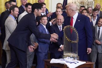 MLB》川普在白宮表揚道奇 握手稱讚大谷翔平「宛如電影明星」