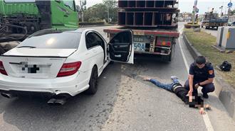 詐團車手遇埋伏！監控手開賓士急逃 警擊破車窗逮人