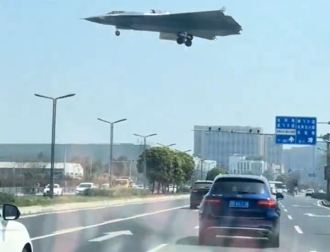 影》歼-36第6代战机公路低空飞越 网疯传惊呆了