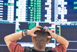 台股股災！他持4檔無聊股「狂跌800多點還是紅的」：好欣慰