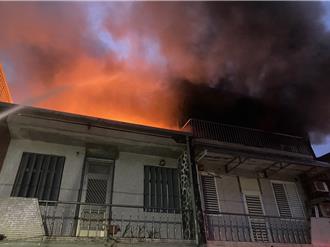 宜蘭清晨黑煙烈焰竄天際 住戶機靈跳隔壁陽台逃生