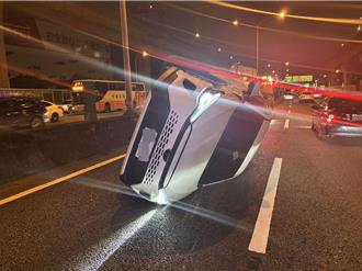 國道1五股段驚險車禍！廂型車「蟹行」換道    撞翻休旅車