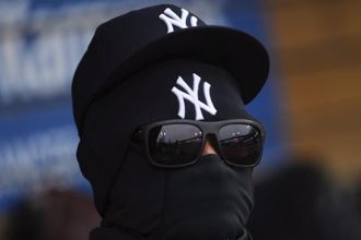 MLB》天寒地冻！洋基老虎之战刮风飘雪 球员裹粽子御寒