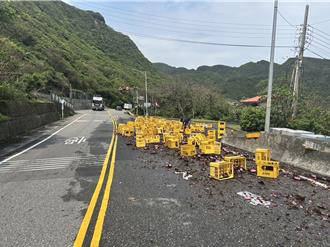 貨車載貨沒綁穩！台2線貢寮上千瓶米酒灑滿地 單線雙向管制