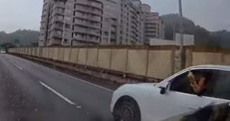 保時捷男超囂張！國道惡意「逼車客運」比中指　警方追人要罰了