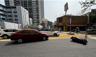 高雄汽車搶黃燈撞上機車卡輕軌軌道   列車中斷逾20分鐘