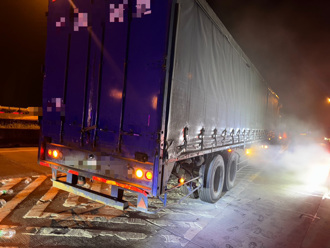 斗南地磅火燒車！貨櫃車爆胎起火 多名「大學長」衝前救火