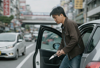 男疑行車糾紛「馬路亮刀」　當事人澄清：是為管教女兒