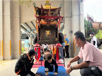 媽祖巡庄進校園！塗城小四童熱鬧體驗「鑽轎腳」