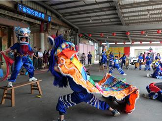 雲林下崙國小龍鳳獅隊奪11冠 飲水思源參拜地方信仰中心