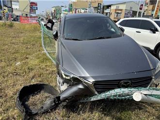 台南女駕駛身體不適　失控偏移撞機車衝上人行道