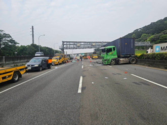 貨櫃車撞緩撞車！施工人員1死 國1楊梅南下段「全線封閉」