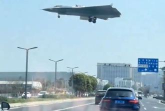 殲-36被拍到公路低飛 蔡正元喊「陸6代機成形」：美國的在哪？