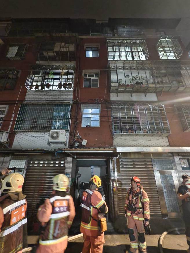 新北市中和區一處頂加凌晨發生火警。（蕭宥彤翻攝）