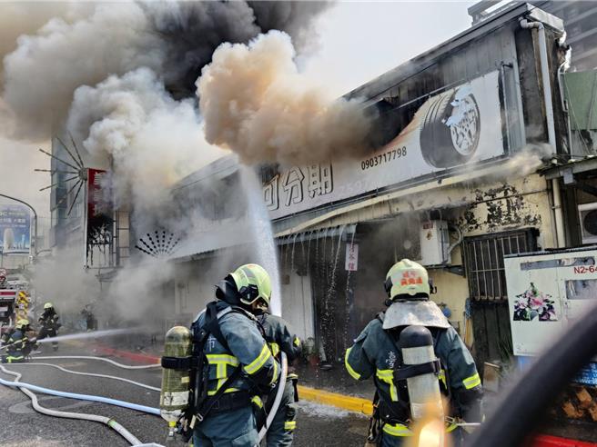大同區環河北路二段8日發生火警，消防人員迅速到場灌救，現場濃煙密布。（民眾提供）