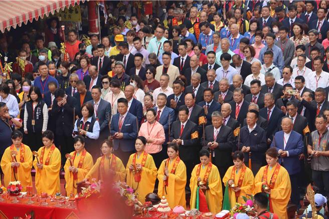 大甲镇澜宫妈祖9天8夜遶境进香，今(8日)一早8点重头戏祝寿大典登场。(吕妍庭摄)