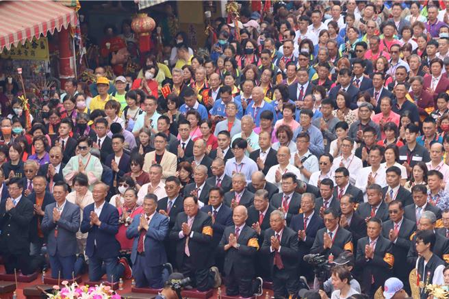 新港奉天宫周边街道、巷弄涌进数万信眾，庙里、庙外全是人，信眾纷行三跪九叩礼，虔诚向妈祖祝寿。(吕妍庭摄)