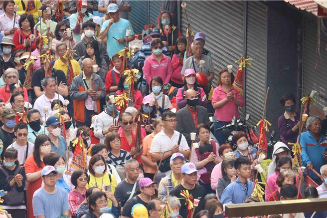 新港奉天宫周边街道、巷弄涌进数万信眾，庙里、庙外全是人，信眾纷行三跪九叩礼，虔诚向妈祖祝寿。(吕妍庭摄)